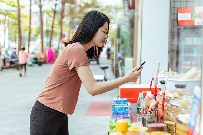 デジタル決済方法を使用する若い女性顧客