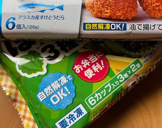 表面に自然解凍で食べられることをうたう冷凍食品。厳しい取扱要領を守っている