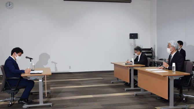 宮下宗一郎むつ市長（左）に使用済み核燃料の中間貯蔵施設共同利用案について説明する電気事業連合会の清水成信副会長（右）＝2020年12月18日、青森県むつ市役所