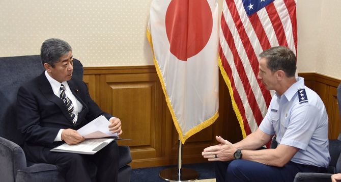 岩屋毅防衛相とシュナイダー在日米軍司令官
