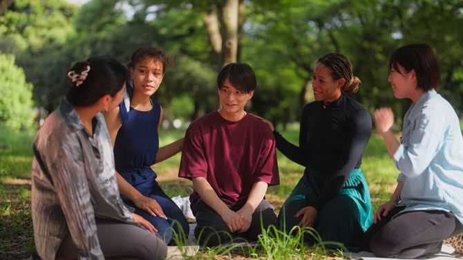 座って会話をする多民族グループの人々