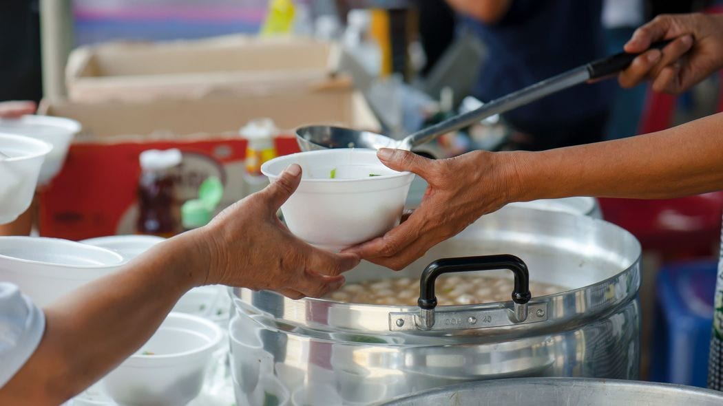 "炊き出し界隈"の生活困窮者が｢絶対行く｣月イチ行事でもらえるモノとは…ド底辺老後の懐が案外暖かいワケ 1日に4回もキリスト教会の礼拝に参加してもらったモノとは