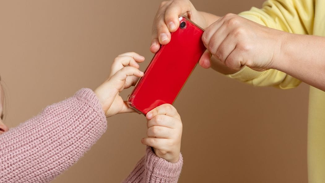 ｢危ないから子供にスマホを持たせない｣は最悪…ホリエモンが｢親はゲームもYouTubeも禁止するな｣と説くワケ 親は口や手を出さず金だけ出せばいい