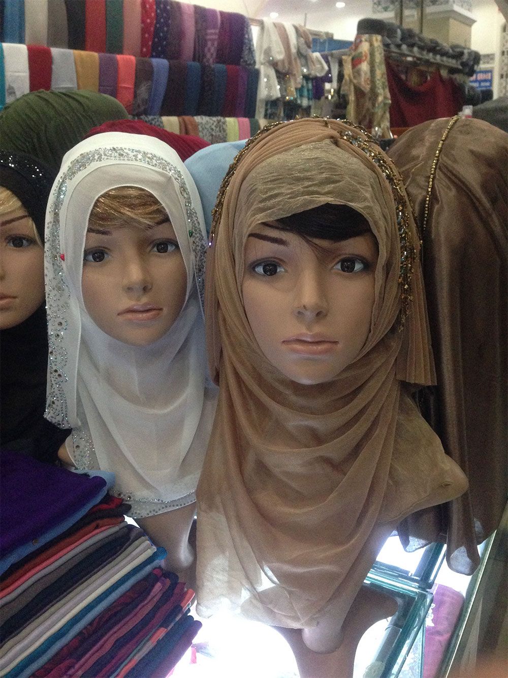 ウルムチ市内のバザールで売られていた女性向けのスカーフ