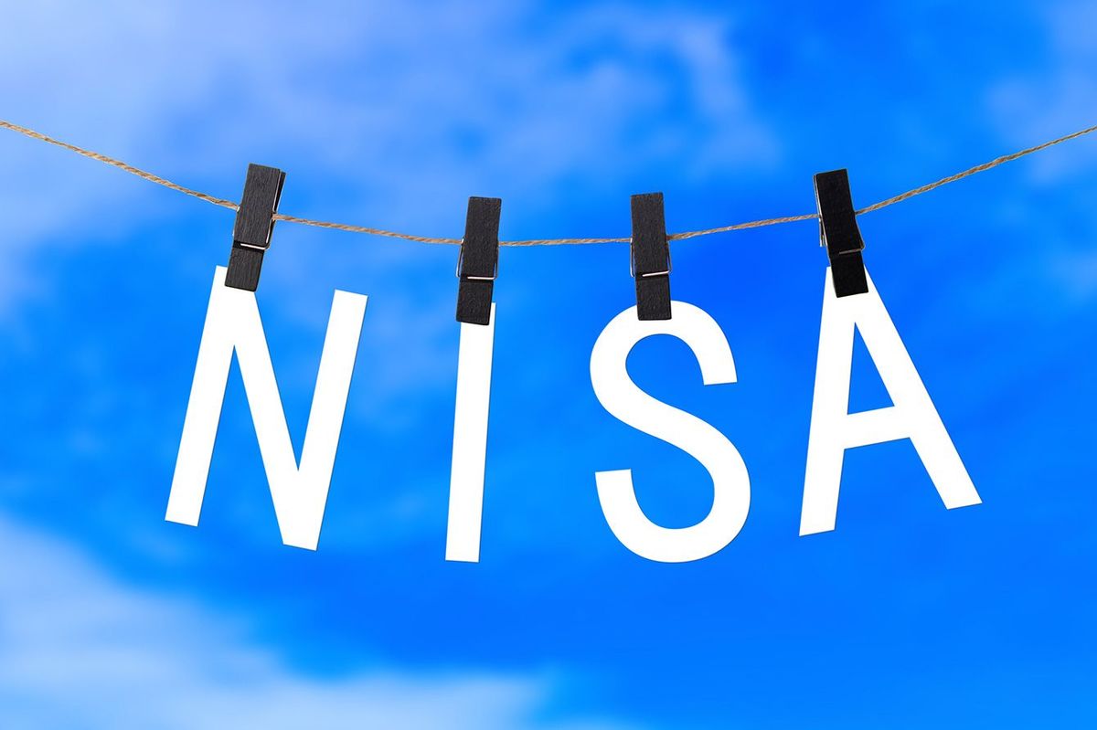洗濯バサミでつるされた「NISA」の文字