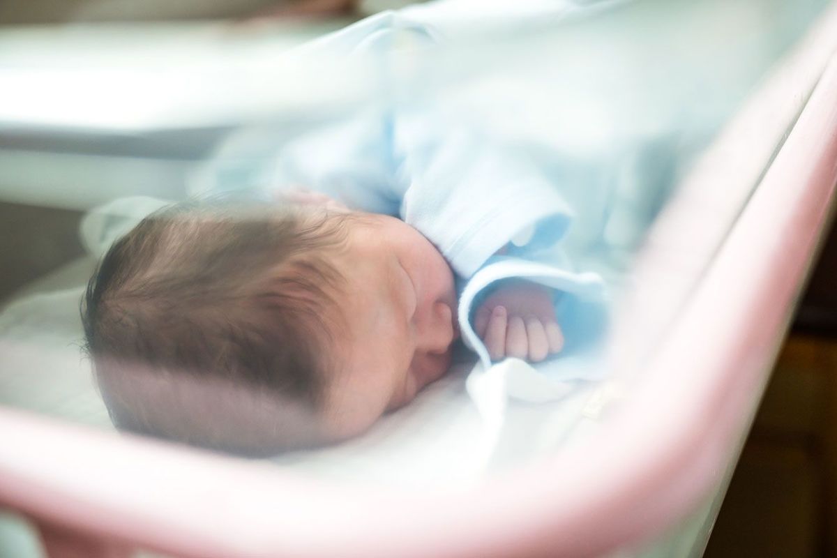 病院の新生児室で寝ている赤ちゃん