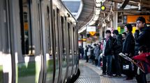 なぜラッシュ時間帯の本数を減らしてしまうのか…鉄道会社が"ダイヤ改悪"に踏み切る切実な事情
