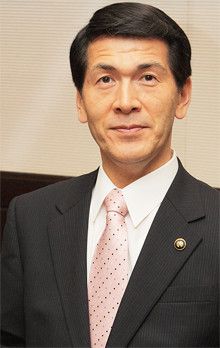 <strong>加西市長 中川暢三</strong>●1955年、兵庫県加西市生まれ。79年信州大学経済学部卒業、鹿島建設に入社。在職中の2001年に参院選（東京選挙区）、退職後は02年長野県知事選、03年大阪市長選に立候補するが、いずれも落選。05年加西市長選で現職市長を破って初当選。07年議会の不信任で失職したが、出直し市長選で再選。