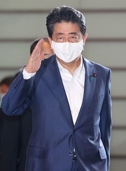 首相官邸に入る安倍晋三首相＝2020年9月4日、東京永田町