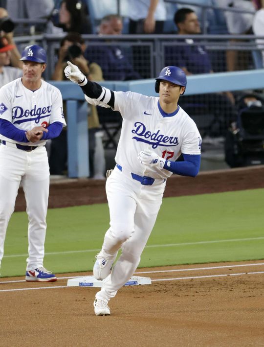 本塁打を放ち一塁を回る大谷