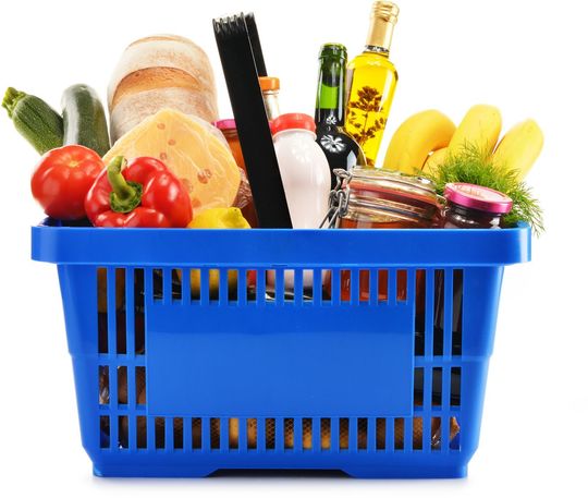 買い物かごいっぱいの食料品