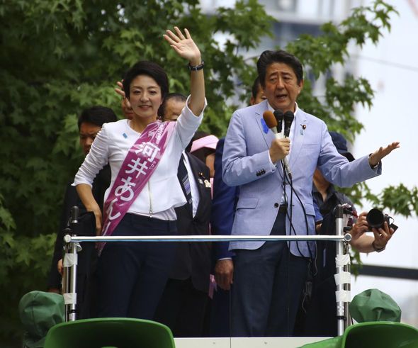 2019年7月、参院選で河井案里氏（左）の応援演説に駆け付けた安倍首相＝広島市