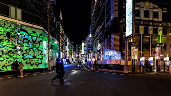 夜の新宿・歌舞伎町を歩く人々（2019年4月）