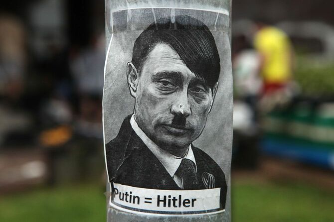 ヒトラーに似せたプーチンの顔が描かれたステッカー