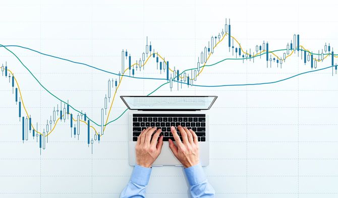 取引のためのラップトップを使用してのトップビュー。