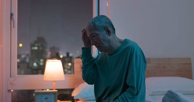 頭を抱える高齢者