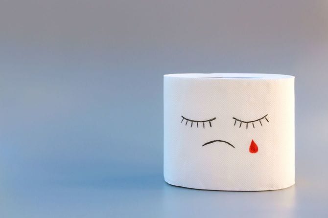 トイレットペーパーに書かれた顔が赤い涙を流している