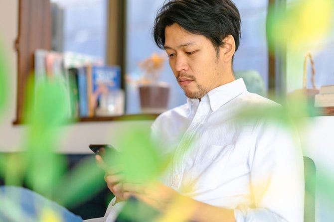 スマートフォンを使用する男性