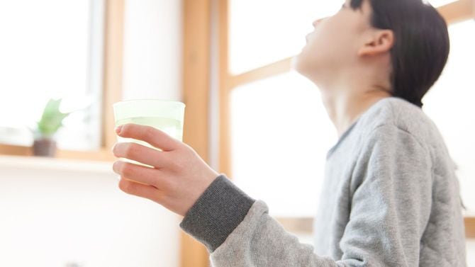 うがいをする少女