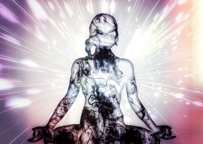 光の空間で瞑想する女性の3Dイラスト