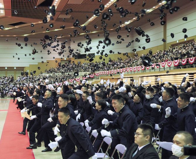 防大卒業式／駆け出す卒業生