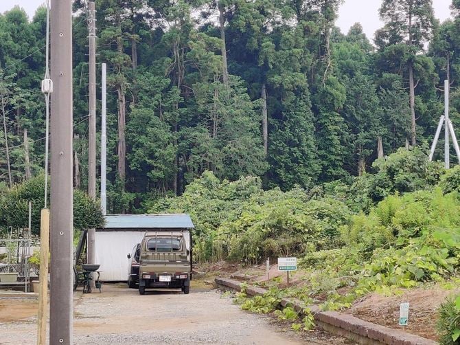 個人の小屋が建てられ、独占的に占有されている私道。