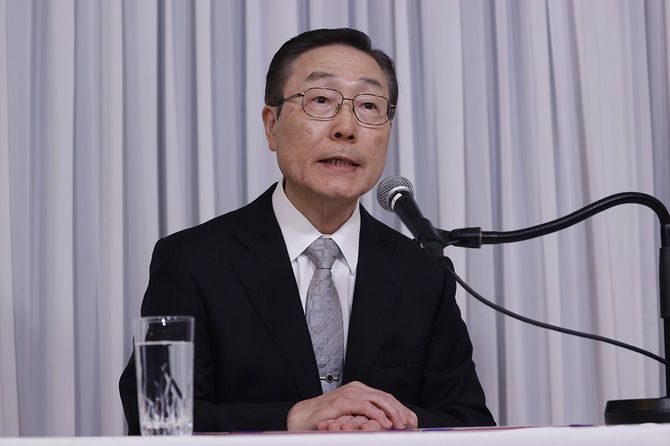 記者会見をする世界平和統一家庭連合(旧統一教会)の田中富広会長=2025年12月9日、東京都渋谷区の教団本部