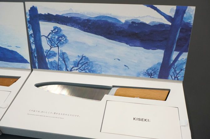 パッケージには、幼い頃に遊んだ関の山や川を描いた