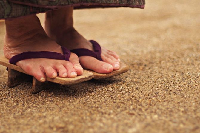 下駄を履いた高齢者の足