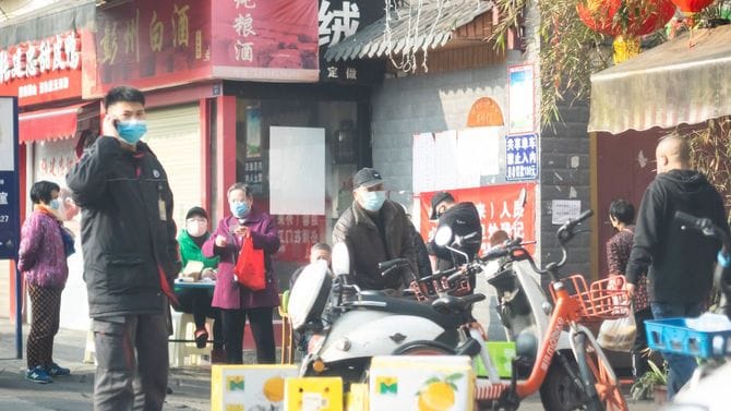 2020年2月11日の中国・成都市。人々はみなサージカルマスクを着用している