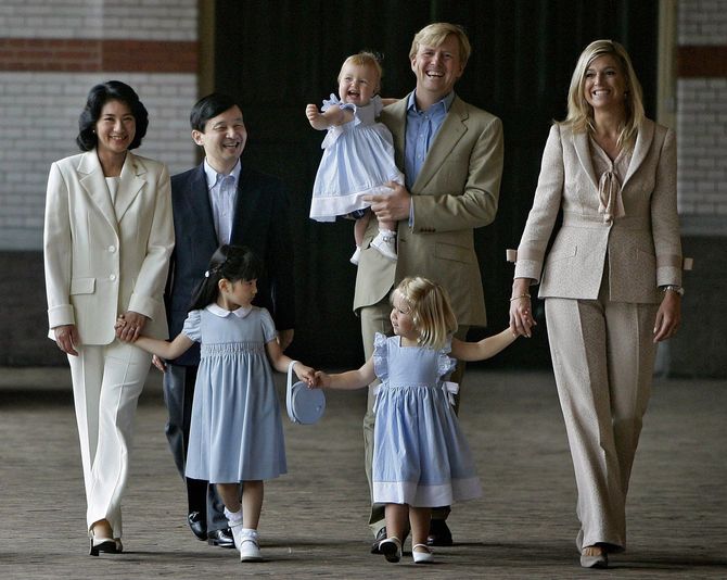 静養でオランダを訪れた天皇(当時は皇太子)ご一家と、オランダの国王一家(当時は皇太子)。中央で手をつなぐのが愛子さま(左)とアマリア王女(右)。オランダ、アペルドールンで、2006年8月18日撮影