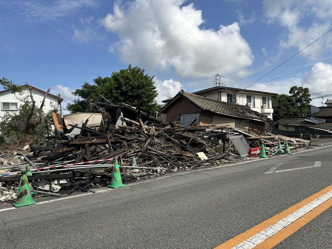 地震によって倒壊した家