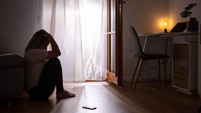 家で泣いている女性