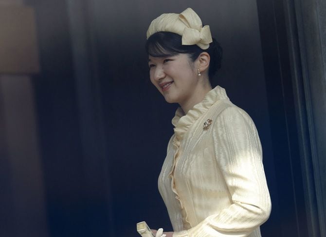 2026年2月23日、一般参賀で天皇皇后両陛下の娘である愛子内親王が祝福する人々に向かって微笑む。この日、天皇は66歳の誕生日を迎えられた。