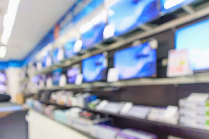 家電量販店にずらりと並ぶテレビ
