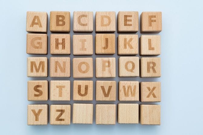 木製ブロックにアルファベット