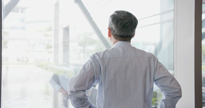 シニアビジネスマンの後ろ姿