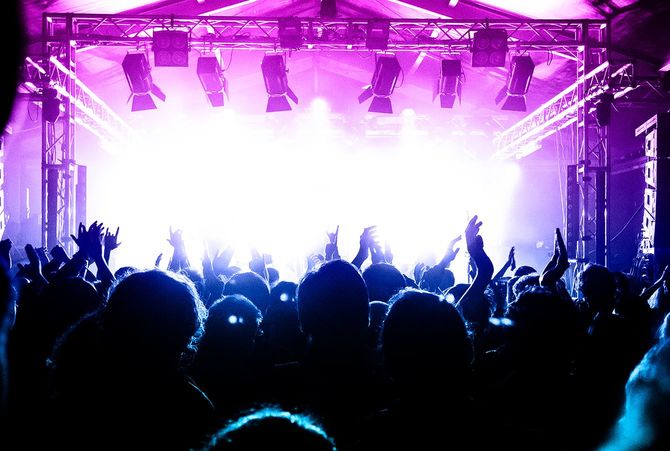 ライブミュージックの群衆