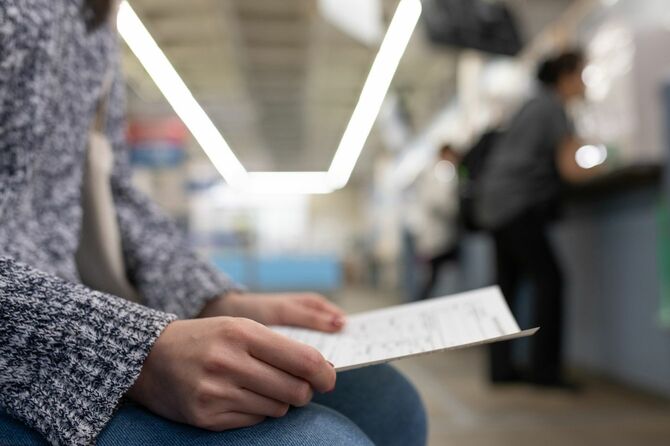 申請書を持つ女性の手