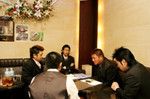 参加するのは男性従業員5人。電卓と、数字がぎっしり書かれたファイルを手に、てきぱきと進む。
