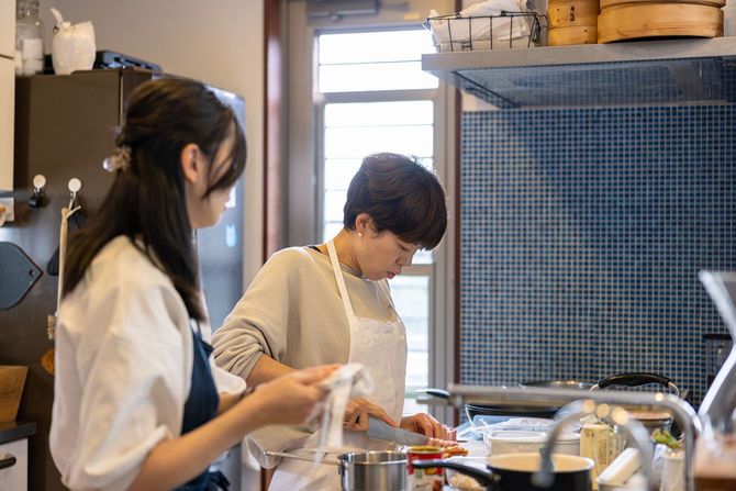 一緒に料理をする2人の女性