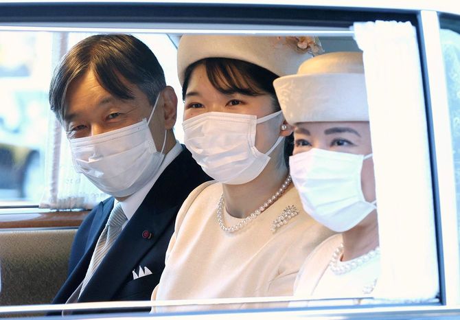上皇ご夫妻にあいさつするため、高輪の仙洞仮御所へ向かわれる天皇、皇后両陛下と長女愛子さま。2022年1月1日午後、皇居・乾門