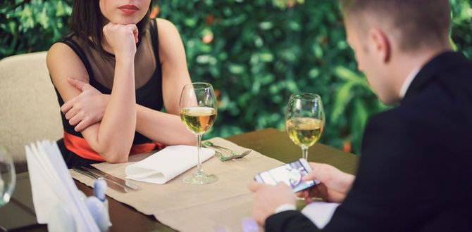 食事中にゲームをする男性を見つめる女性