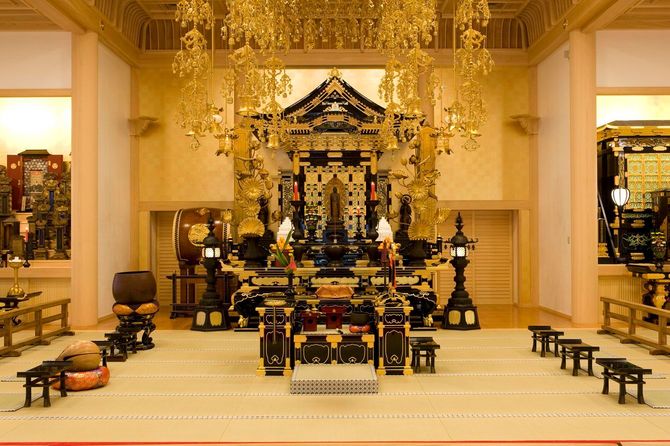 東京・港区の増上寺安国殿に安置された、本尊阿弥陀如来立像(通称・黒本尊)