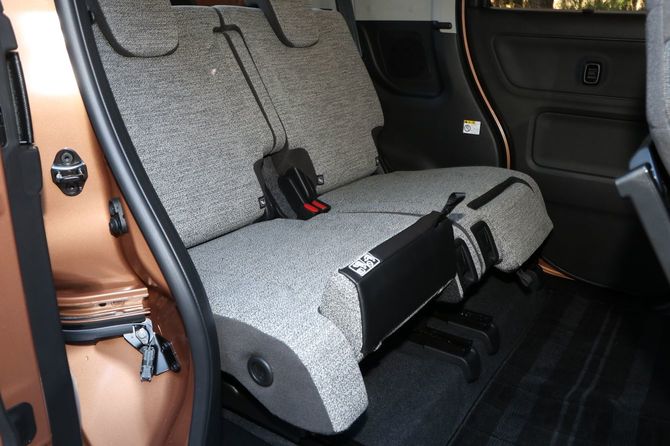 荷物ストッパー兼オットマンという優れもの