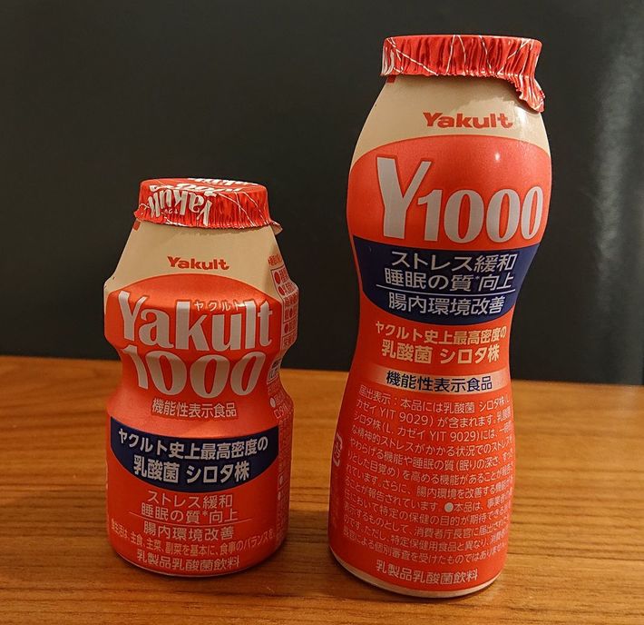 配達用の「Yakult1000」および店頭販売用の「Yakult1000」（写真＝Hanabishi／CC-Zero／<a href="https://commons.wikimedia.org/wiki/File:Yakult1000_drink.jpg" target="_blank">Wikimedia Commons</a>）