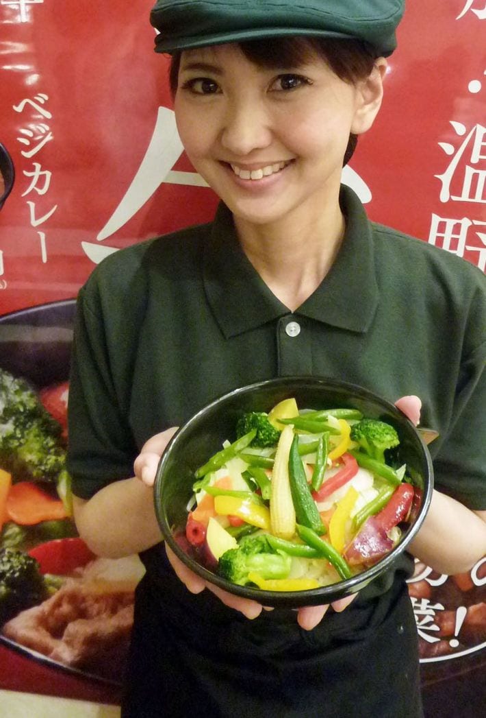 11種類の温野菜を使った吉野家の新商品「ベジ丼」＝2015年5月14日