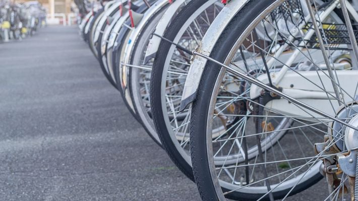 二人乗り3000円、イヤホン・傘差し5000円、信号無視6000円…4月に激変した自転車「青切符」で最も高い反則金とは