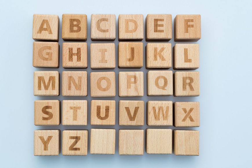 木製ブロックにアルファベット