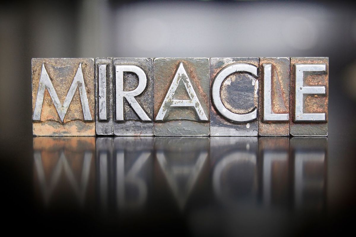 活版印刷の活字で「miracle」の文字